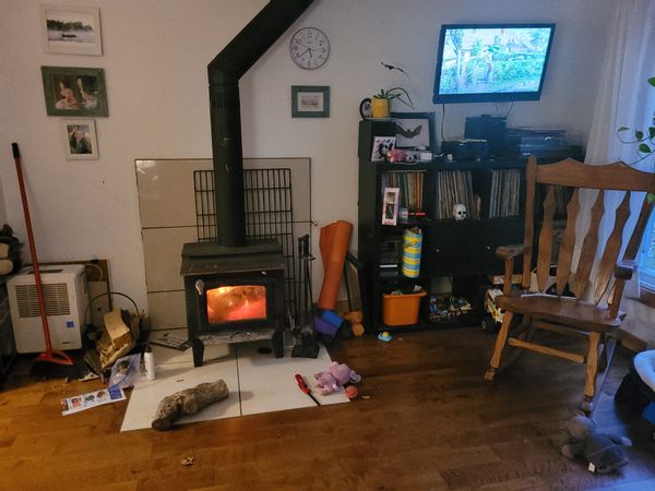 Chouette maison entourée de forêt où l' on entend coyotes et chouettes.  Un lac à quelques pas.