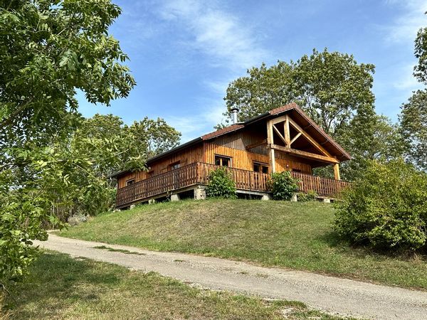 Un beau chalet bois chaleureux au cœur du Jura,  perché sur les hauteurs.