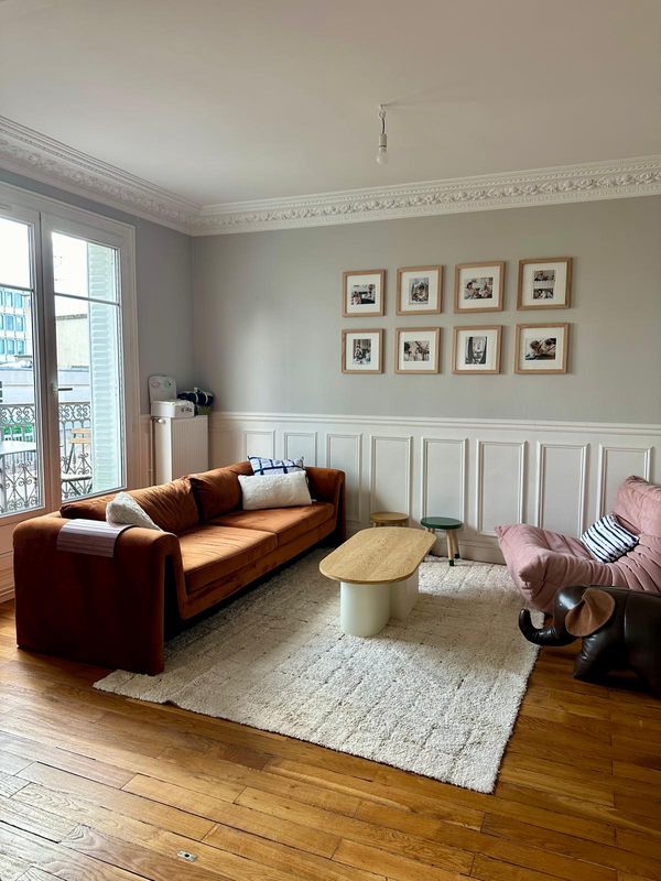 Appartement lumineux et soigné avec balcon vue Tour Eiffel, déco chaleureuse et idéal en famille.