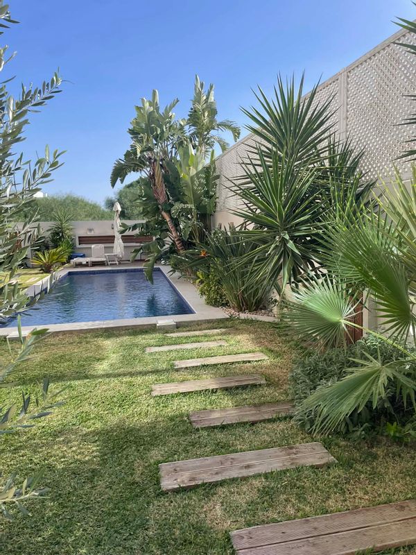 La maison est avec une piscine 4m sur 10 m