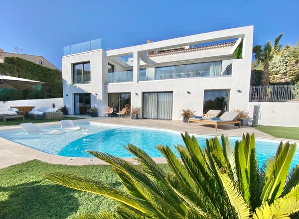 MAISON LUXE vue mer avec 5 chambres et salles de bains avec piscine et jaccuzzi .