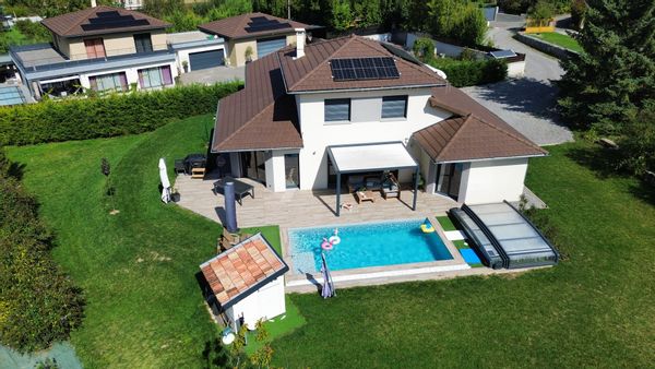 Maison neuve avec piscine sécurisée sur un grand terrain sécurisé et sans vis à vis