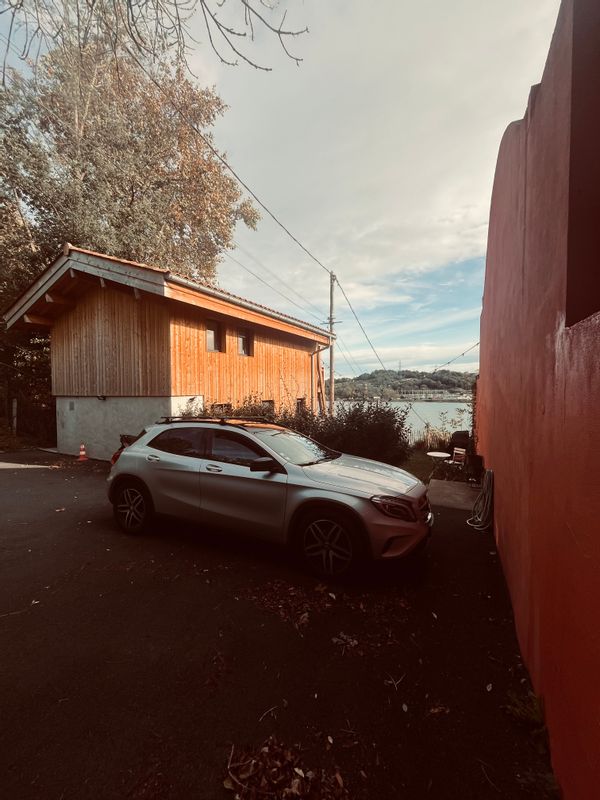 Maison avec vue panoramique et jardin.