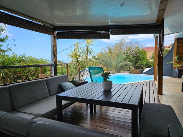 Maison avec vue mer, piscine et jacuzzi.