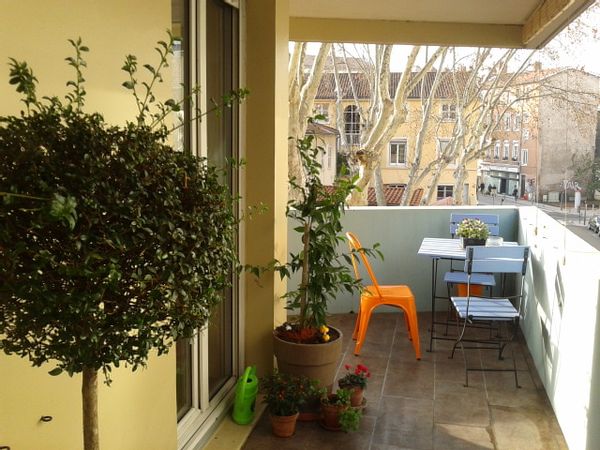 100 m2 avec terrasse à 10 mn à pied du centre historique et des berges du Rhône