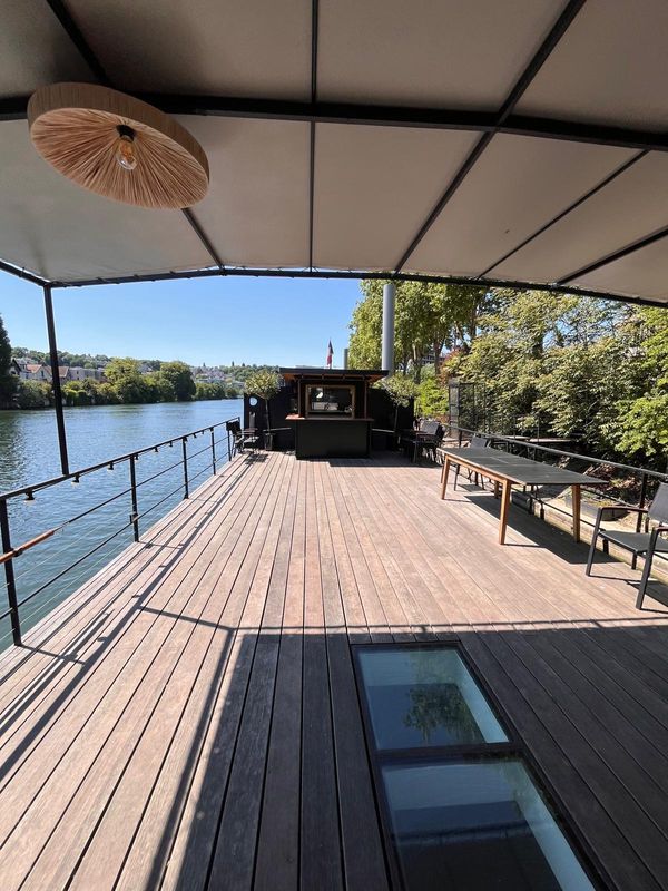 Péniche de 220m2 style loft avec vue imprenable sur la Seine.