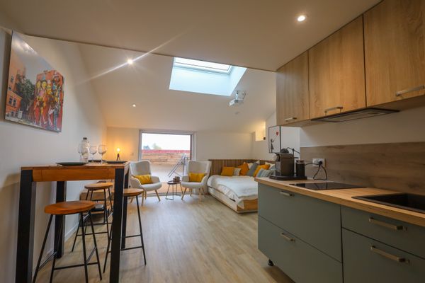 Homestreethome est un voyage dans un logement cosy ultra équipé et décoré à l’ambiance street art