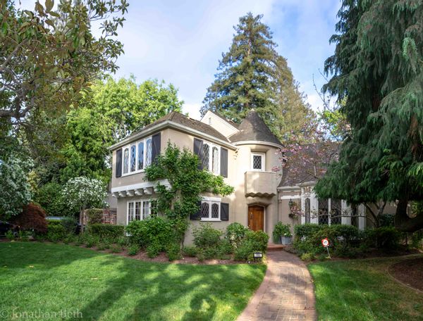 Family Home with Pool,  & Outdoor Lounge in Crescent Park, Palo Alto