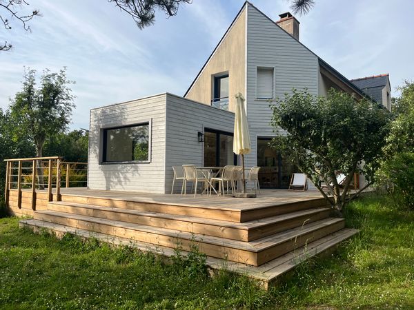 Maison familiale très lumineuse et décorée avec soins située à 300m de la plage .