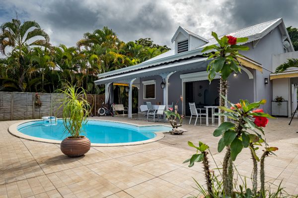 Grande maison dans un secteur verdoyant, calme, proche d'une rivière, d'une plage, des chutes carbet