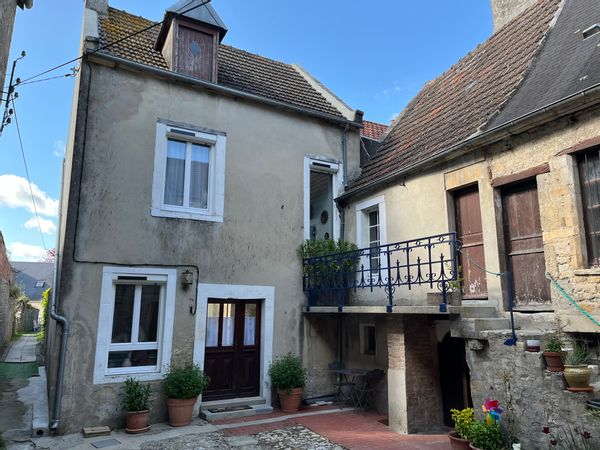 Maison en pierre  entièrement rénovée située au cœur historique de Carentan