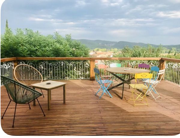 Villa d'architecte avec piscine, terrain de pétanque et vue panoramique