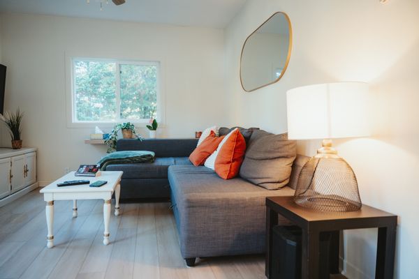 Chalet des Rosiers – Spa 4 saisons au bord de la rivière, à 15 min du Parc Oméga et lac Simon