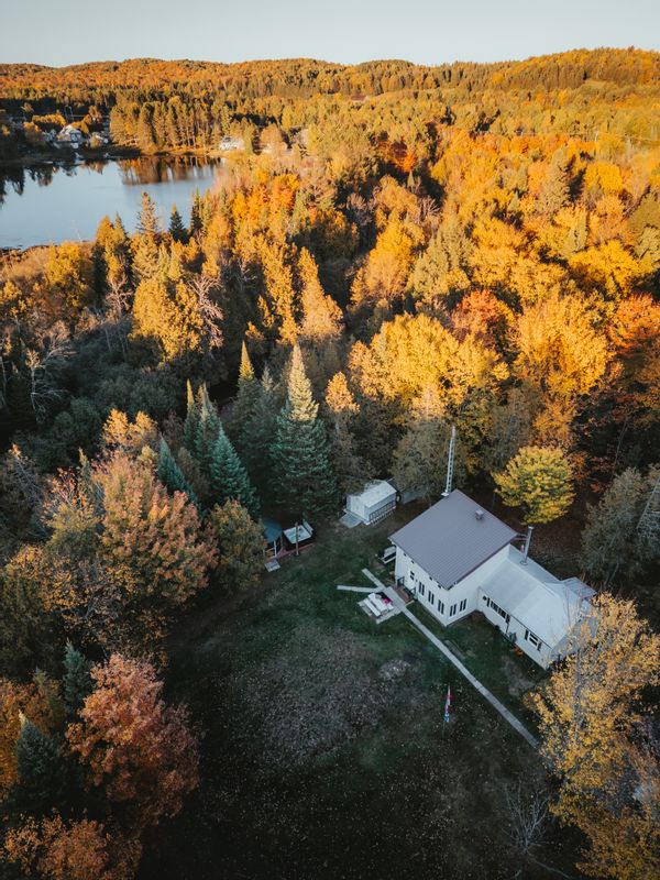 Chalet des Rosiers – Spa 4 saisons au bord de la rivière, à 15 min du Parc Oméga et lac Simon