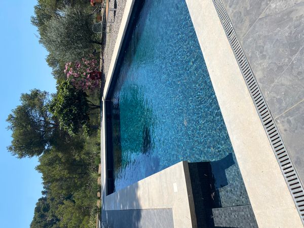 Ma maison : havre de paix et de repos, avec piscine et grand terrain exposés au sud.