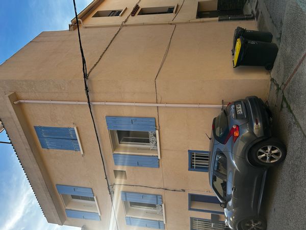 Une maison tournée vers le soleil