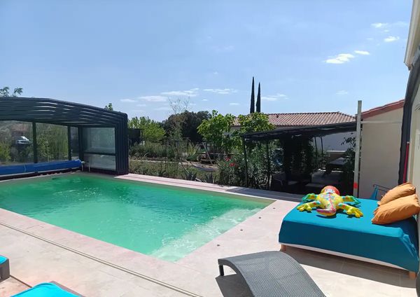 Piscine couverte utilisable presque toute l’année Parcours de vélo directement devant la maison