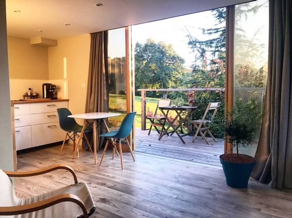 Studio atypique en ossature bois de 24 m² avec terrasse. Ilot de confort entre lac et montagne.