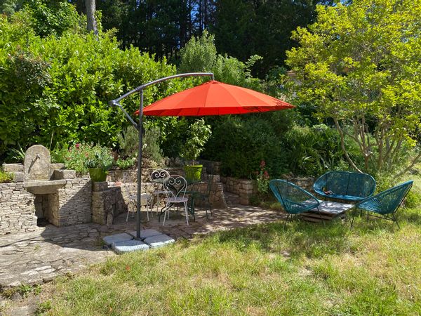 Maison chaleureuse sur les hauteurs de Lodève,  dans un environnement calme avec un grand jardin