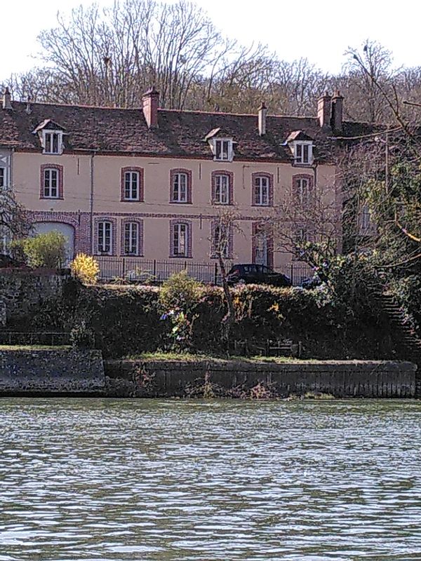 La chambre privée de NICOLE, dans une grande maison à Thomery en bordure de Seine.
