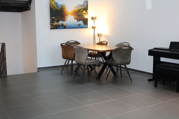 La maison de Olivier est une grande Maison Familiale idéalement située dans une rue calme du village