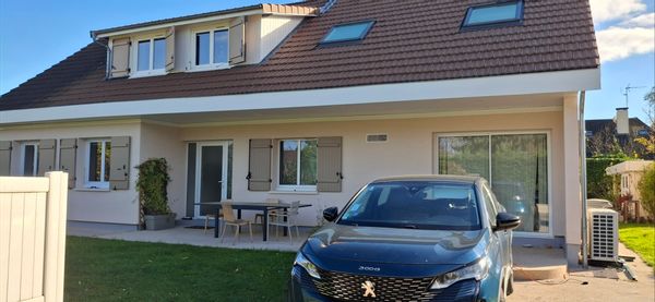 La maison de Delphine est a 15km de Lyon dans un petit village avec tous commerces.