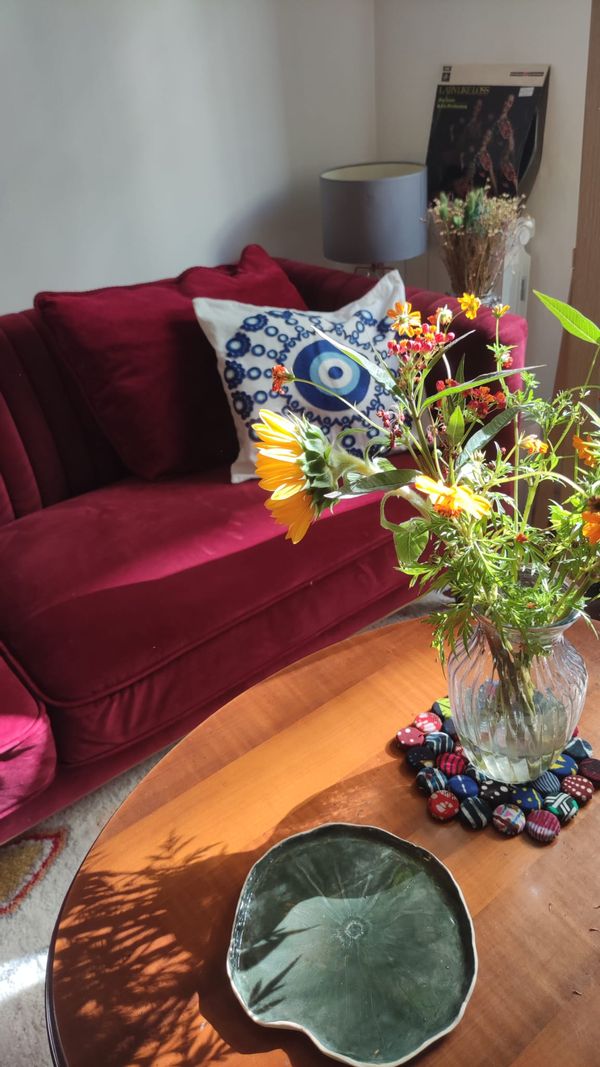 Appartement cosy au pied du Sacré-Cœur, avec un double salon, dont l'un avec projecteur.