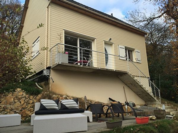 Notre maison est en hauteur avec une vue sur la vallée et sur le ciel sans aucun vis à vis.