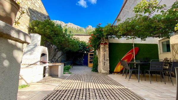 Grande maison de village atypique avec jardin privé, à seulement 10mns des plages de la méditerranée