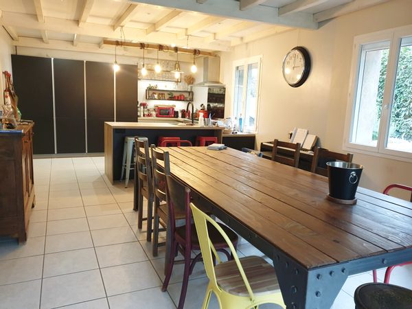 Chambre dans un maison en colocation avec jardin ombragé.