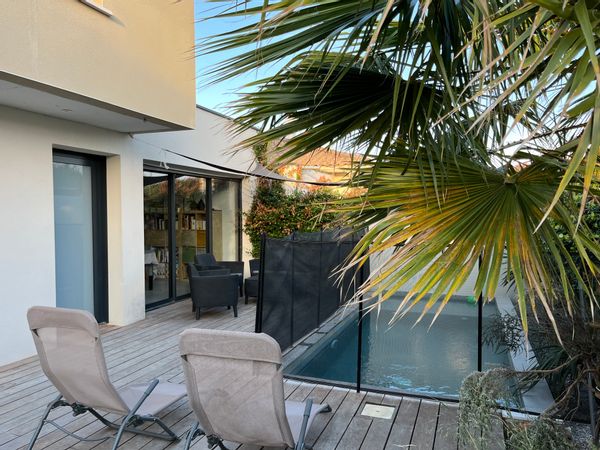 Maison familiale contemporaine située dans le village de Villeneuve les Maguelone.