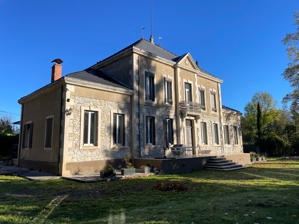 Chez Alain Ancienne demeure 1900 entièrement rénovée dans un parc de 5000 m2 proche des Pyrénées.
