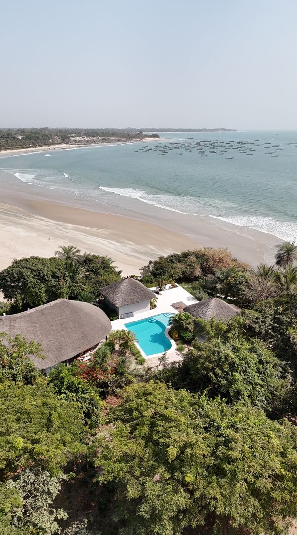La maison de Clémence au bord de la plage, dans un coin tranquille entouré d’une nature verdoyante.