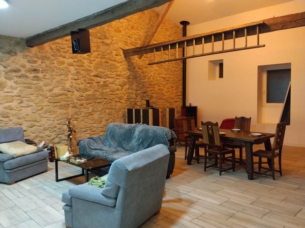 Une maison de pierre avec beaucoup de charme dans un village calme de campagne. 8 pers max.