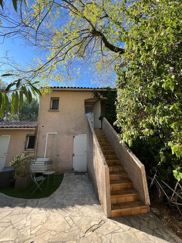 "Studio au calme proche de la campagne et à coté de la ville"