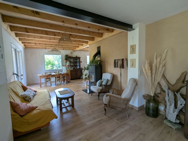 Maison rénovée avec des matériaux écologiques/phoniques, un grand jardin potager + ruisseau/poules