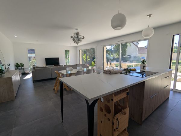 Notre maison a été construite en 2023 dans un village calme sur un grand terrain entouré d'arbre.