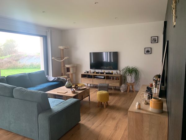 Grande maison au calme, avec un beau jardin et les oiseaux qui chantent