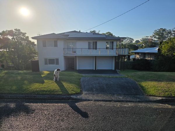 Beach-side spacious home 1 hour north Of Sydney