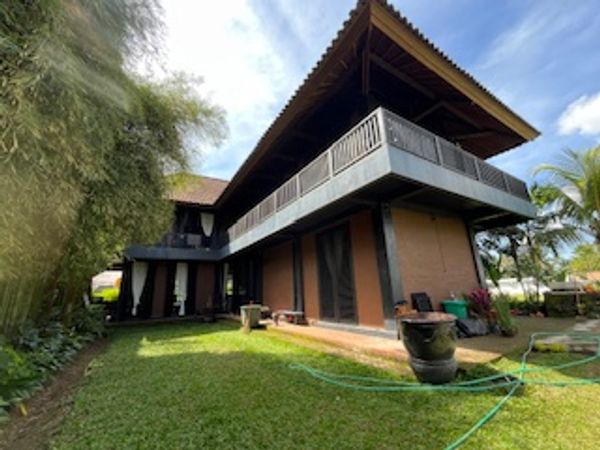 Conrad's an Artistic Master Piece is not a shack 700 sqm property. 300 Sqm built. Sleeps 8 ppl