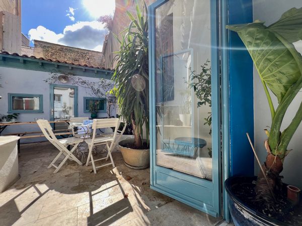 Duplex 2 chambres + cour au ❤️ du centre historique d'Arles : charme et commodités !