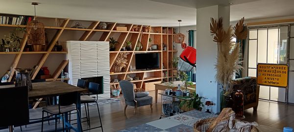 La maison de Laureline et Sébastien, maison familiale avec piscine et terrasse ombragée avec glycine