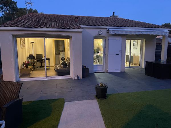 Maison exposée plein sud avec grande  terrasse avec deux chambres et cuisine équipée, un salon.