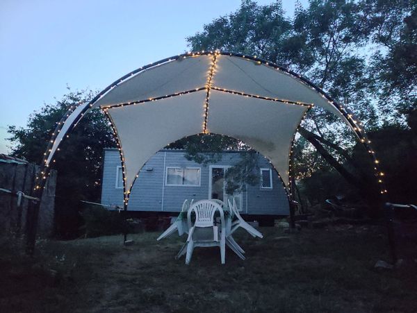 Minicasa cerca de río