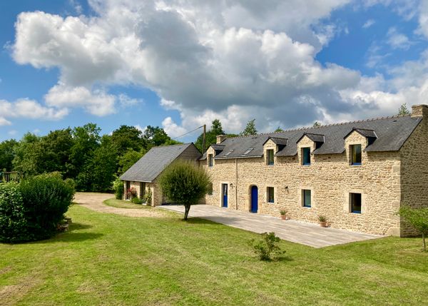 La longère de Thomas, Gwennoal et leurs enfants.