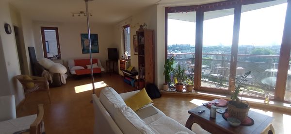 Grand appartement 3 chambres, 7e étage,  vue sur Bruxelles, au pied du métro 5.
