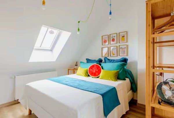 Découvrez le charme du grenier à fruits, appartement entièrement rénové au 3ème étage notre Maison