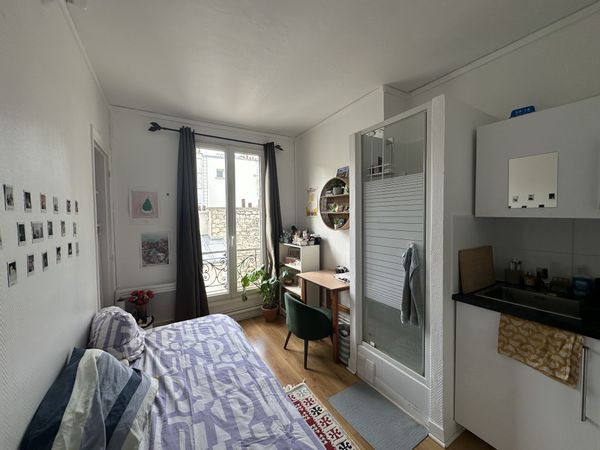 Le petit studio de Marilis est au coeur du 14e arrondissement de Paris. Parfait pour voyageur solo.
