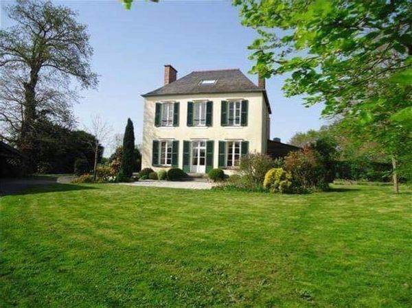 Maison de maître dans un cadre privilégié à proximité immédiate de la ville