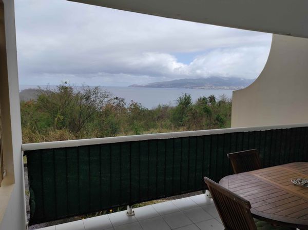 Une vue apaisante sur la baie de Fort de France,  à proximité des plages de Anse à l'ane